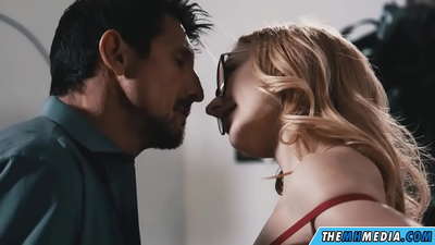 एक slutty सोनेरी सह रोमँटिक सेक्स